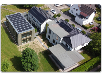 Luftaufnahme der Gebäude der GreenGate AG in Windeck Heerchen. Mit Solarzellen bedeckte Dächer.